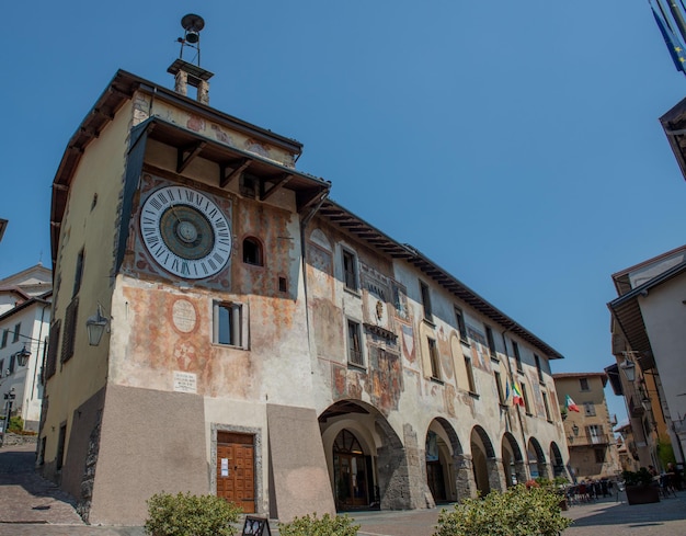 Piazza dell'Orologio es la plaza principal de la ciudad de Clusone i El nombre de la plaza deriva del reloj planetario Fanzago