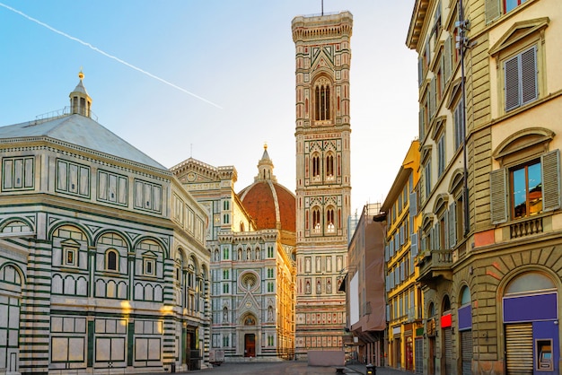 Piazza del Duomo y la catedral de Santa Maria del Fiore en Florencia, Italia.