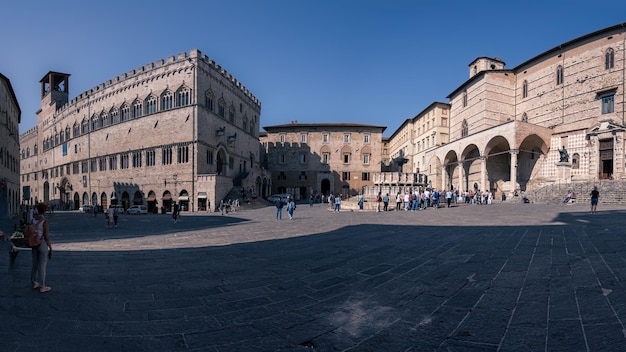 Piazza IV Novembre antigua plaza con fuente y edificios medievales en un día soleado Perugia Italia