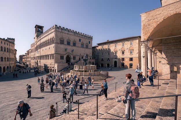 Piazza IV Novembre antigua plaza con fuente y edificios medievales en un día soleado Perugia Italia