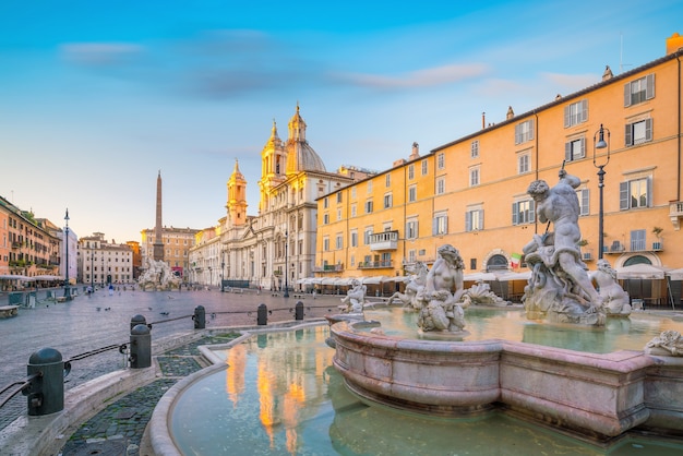 Piazza Navona em Roma, Itália ao entardecer