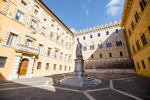 Piazza salimbeni en la ciudad de siena en italia