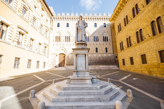 Piazza salimbeni in der stadt siena in italien