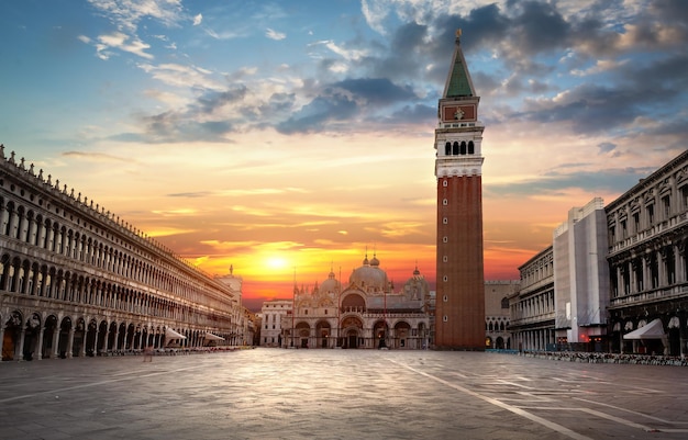 Piazza San Marco in Venedig bei Sonnenaufgang, Italien