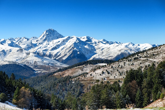 Foto pic du midi de bigorre en los pirineos franceses con nieve