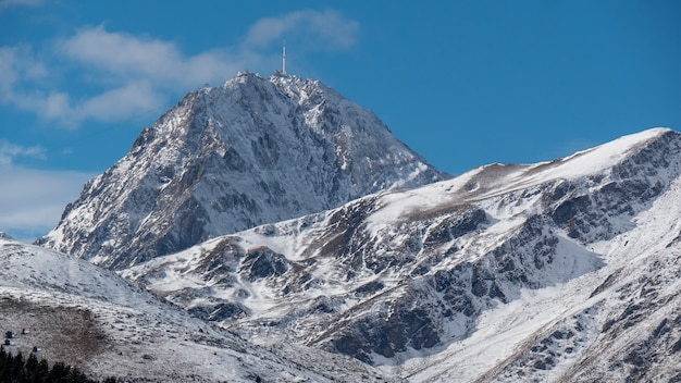 Pic du Midi de Bigorre en los Pirineos franceses con nieve