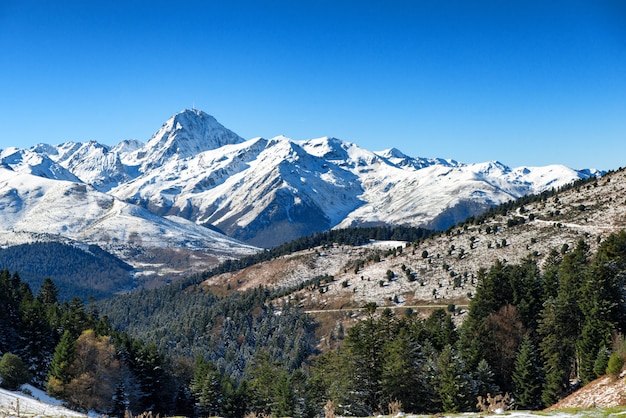 Pic du Midi de Bigorre nos Pirinéus franceses com neve