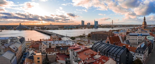 Épica vista panorámica de Riga desde arriba. Vista aérea del casco antiguo de Riga, Letonia. Hermoso después de las nubes de tormenta, el clima húmedo y las nubes soleadas.