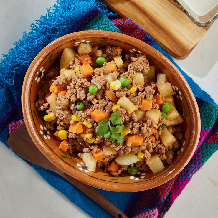 Foto picadillo de res con verduras servido en plato de barro comida mexicana