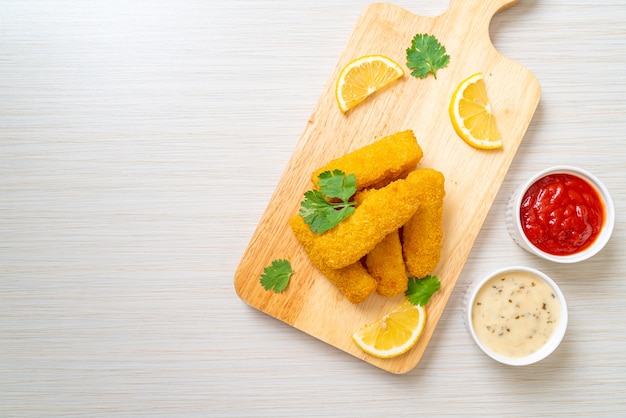 Picadinho de peixe frito ou batata frita peixe com molho