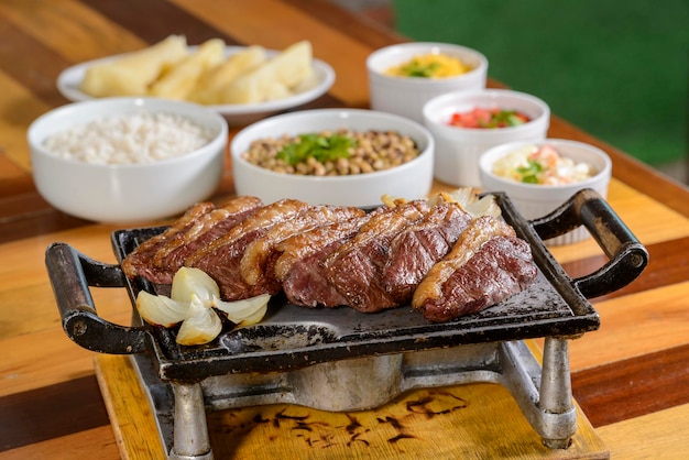 Picanha-Barbecue auf dem Grill geröstet und in Scheiben serviert