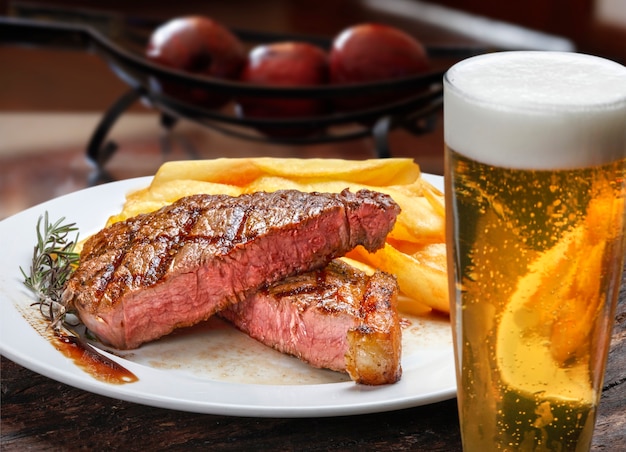 Picanha Bife com Batatas Fritas e Cerveja