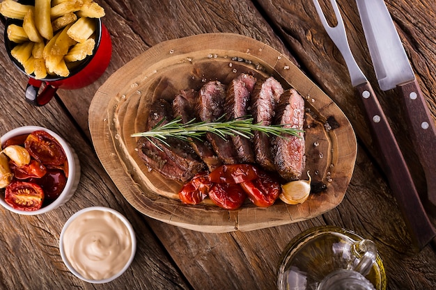 Picanha Bistec a la parrilla a la brasa con tomates confitados