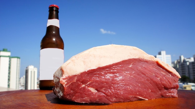 Picanha carne cruda tradicional brasileña sobre fondo de madera