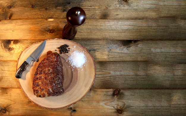 Picanha Carne rara tradicional brasileña para barbacoa Bistec a la parrilla en una hermosa tabla de madera