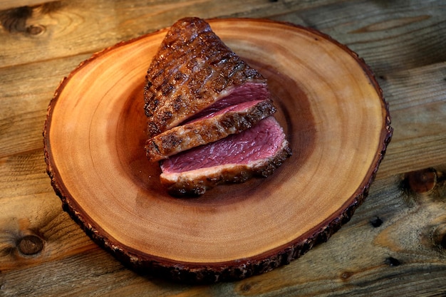 Picanha Carne rara tradicional brasileña para barbacoa Bistec a la parrilla en una hermosa tabla de madera