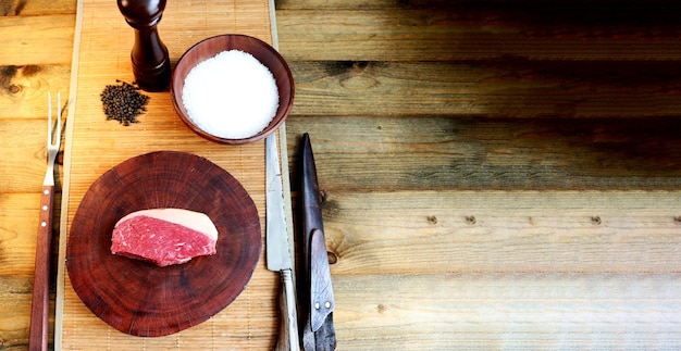 Foto picanha crua tradicional carne brasileira em fundo de madeira