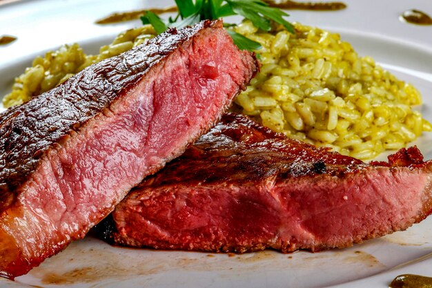 Picanha fatiada com salada de tomate e alface