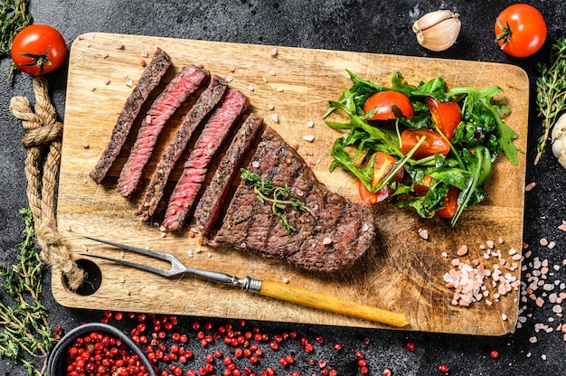 Picanha grelhada com temperos em uma tábua de cortar