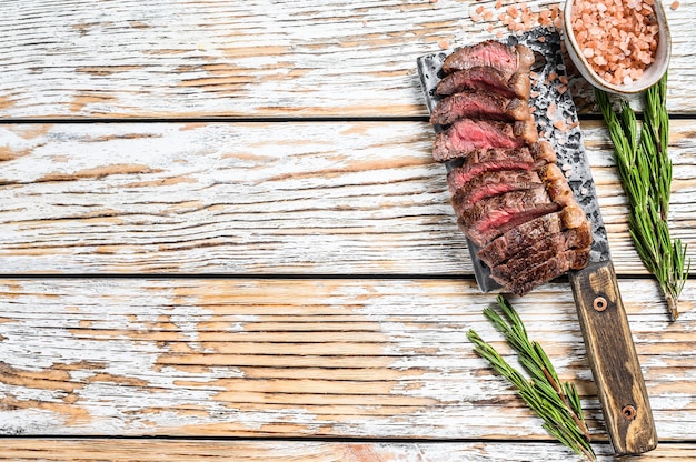 Picanha grelhada ou bife de picanha em um cutelo com ervas