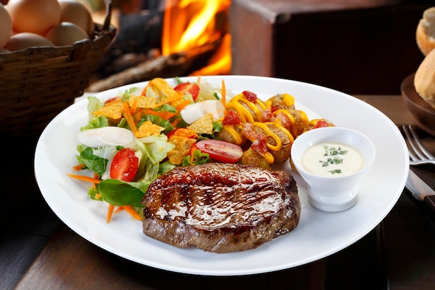 Picanha en rodajas con ensalada de tomate y lechuga