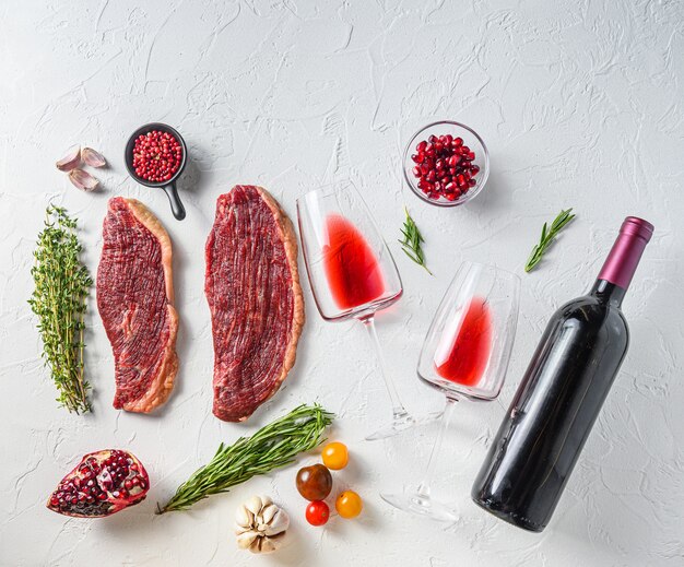 Picanha-Steak mit einer Flasche Rotwein und Glas