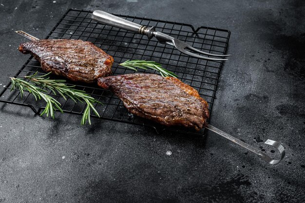 Picanha tradicional churrasco brasileiro bife de carne grelhada fundo preto vista superior