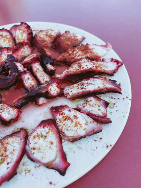 Picante plato de pulpo gallego para el almuerzo