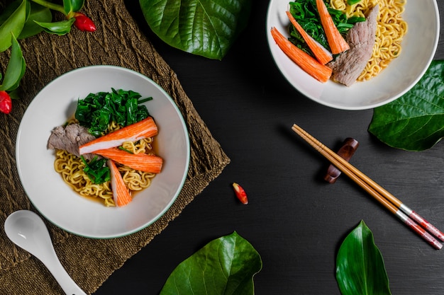 Picantes fideos instantáneos con carne y palitos de cangrejo. vista superior