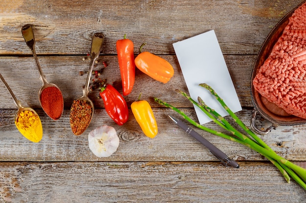 Picar carne molida con ingredientes para cocinar