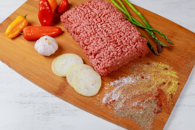 Foto picar carne molida con ingredientes para cocinar