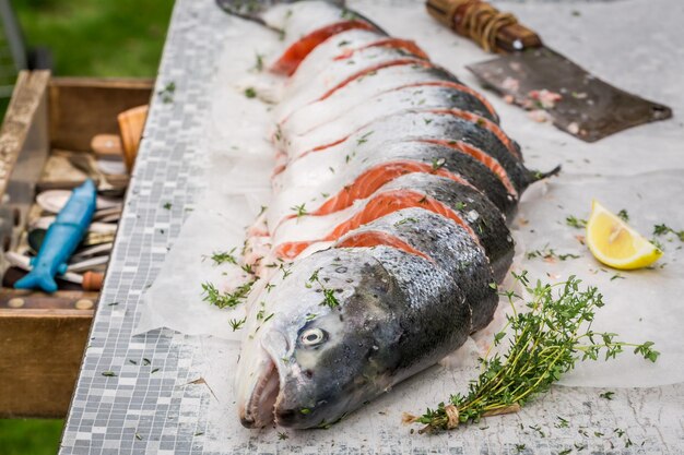 Picar salmón entero con limón y hierbas