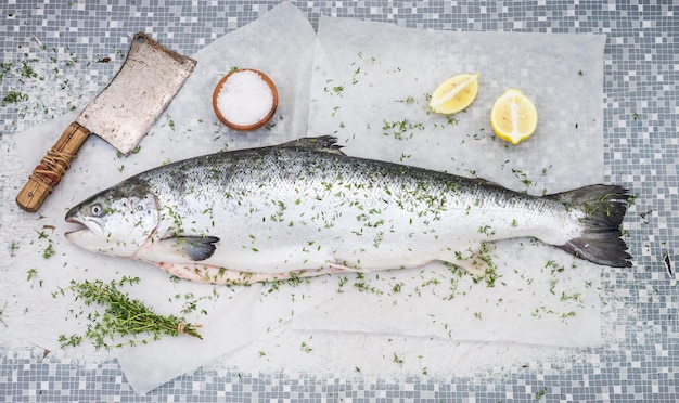 Picar salmón entero en una vieja mesa blanca