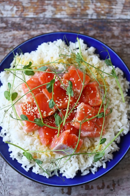 Picar tigela com salmão e microgreens. Comida saudável.