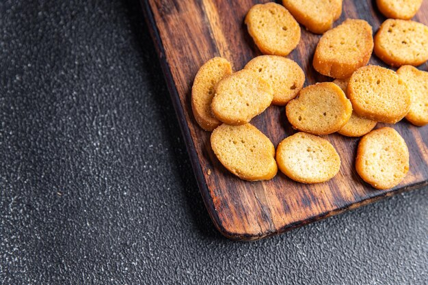 picatostes para ensalada pan seco con sabor comida fresca y saludable comida merienda en la mesa espacio de copia comida