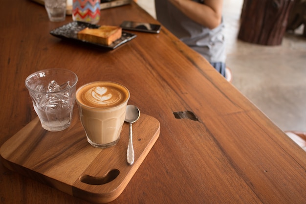 Piccolo Latte Kunst in einer Schale, die schöne Herzkunst von der Milch übersteigt