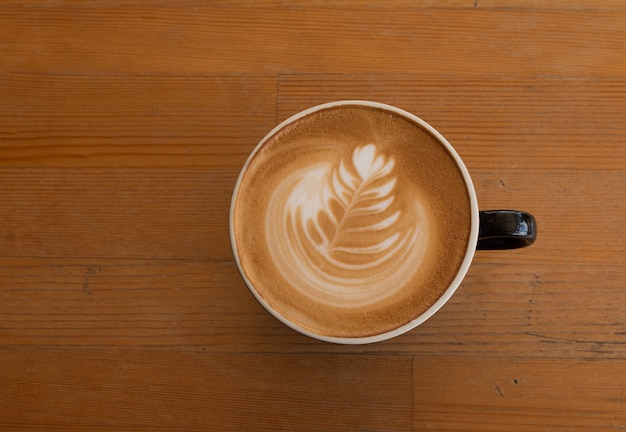 Foto piccolo latte kunst in einer tasse schöne kunst herz aus milch