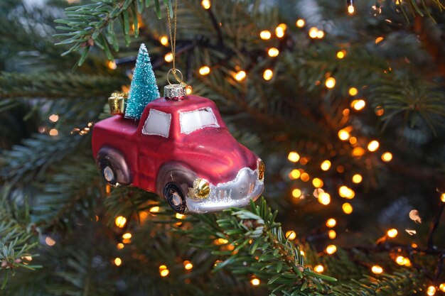 Foto pick-up com ornamento de árvore de natal pendurado na árvore de natal