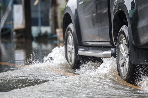 Pick-up numa rua inundada