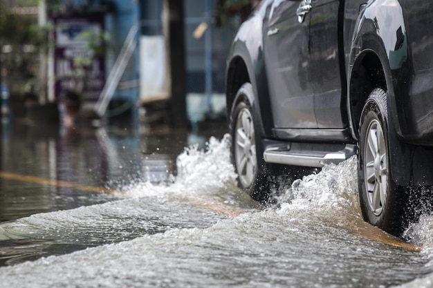 Pick-up numa rua inundada