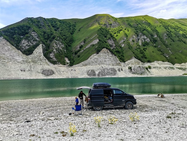 Picknick auf dem Hintergrund des Kezenoyam-Sees im Kaukasus in Tschetschenien, Russland, Juni 2021