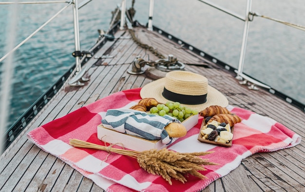 Picknick auf der Yacht im Sommer