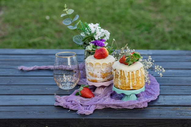 Picknick auf Holztisch im Park