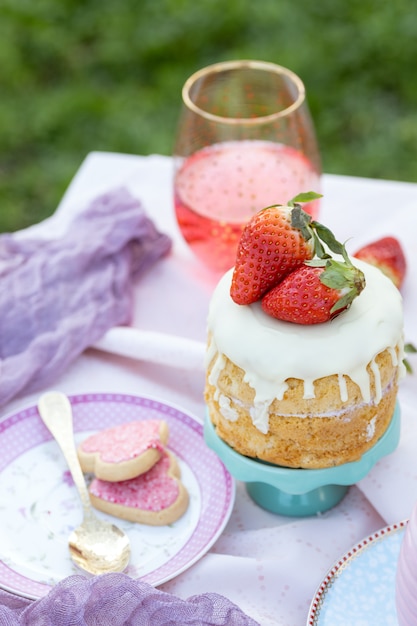 Picknick auf Holztisch im Park