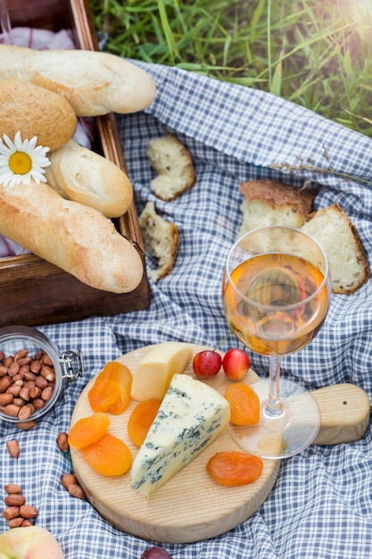 Picknick im Park im Gras: Wein, Käse und Brot