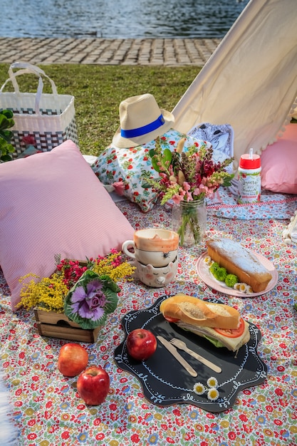 Picknick im Park. Sandwiches, Äpfel und Blumen.