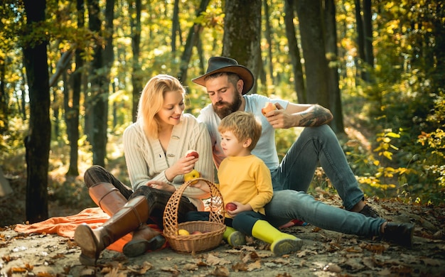 Picknick in der Natur Familie im Landhausstil Bedeutung der glücklichen Familie Vereint mit der Natur Familientag-Konzept