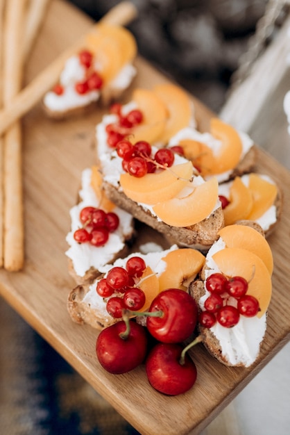 Picknick in der Natur mit einem Korb mit leckeren Produkten