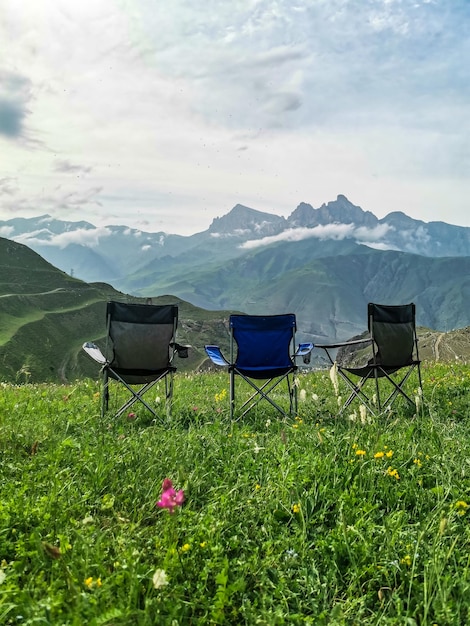 Picknick in der Schlucht des Cherek-Flusses in der Nähe des Gymyhli-Trakts Kaukasus Juni 2021