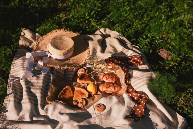 Picknick-Konzept Gläser Weinbrötchen im Freien auf Decke Sommerzeit